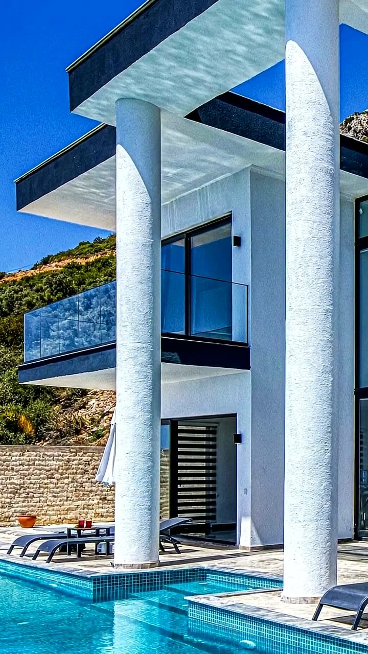 Fachada blanca con columnas