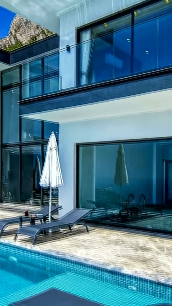 Porche y piscina de la villa