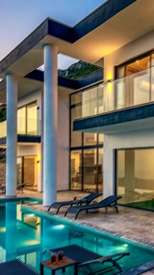 Fotograma fijo del exterior de la villa con piscina